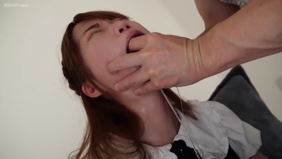 室内 · 脸部特写 · 仰头 · 痛苦 · 唾液 · 抠喉 · 荷叶边白衬衫