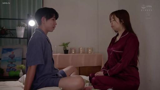 委屈 · 卧室 · 中景 · 床 · 交流 · 睡衣 · 对坐