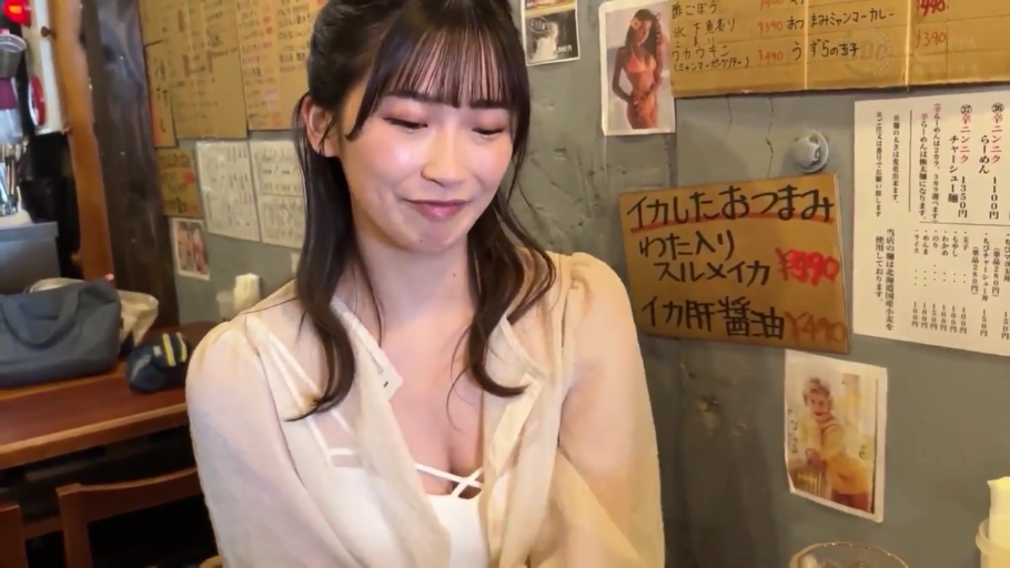 面部特寫 · 居酒屋 · 米白色透视罩衫 · 淡淡笑容