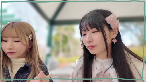 坐姿 · 自然 · 休闲装 · 户外 · 双人 · 用餐 · 半身像 · 筷子