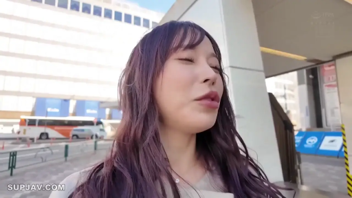 脸部特写 · 站立 · 陶醉 · 对话 · 户外街道 · 紫色长发 · 浅色外套