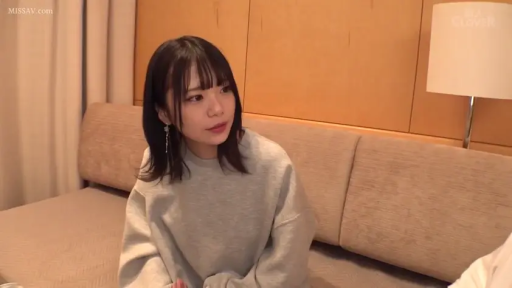 坐姿 · 交谈 · 沙发 · 酒店房间 · 自然 · 半身 · 灰色卫衣 · 亚洲女性