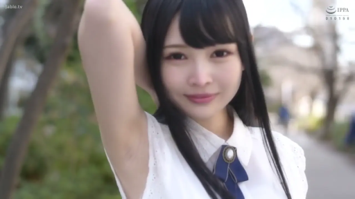 微笑 · 对视 · 户外 · 举手 · 腋下 · 黑长直 · 白色无袖衫