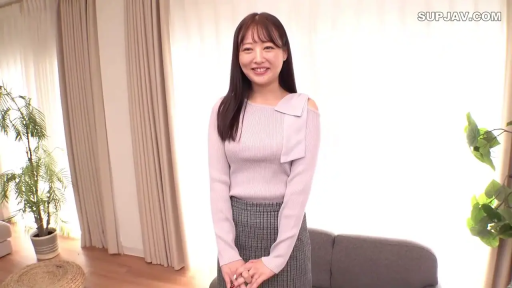 站立 · 盆栽 · 面对镜头 · 亚洲女性 · 紫色露肩针织衫 · 甜美微笑 · 半身镜头 · 室内住宅