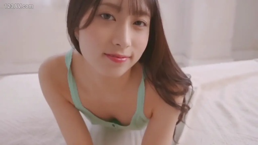 俯身 · 卧室 · 微笑 · 面部特写 · 注视镜头 · 长发 · 浅绿色吊带衫