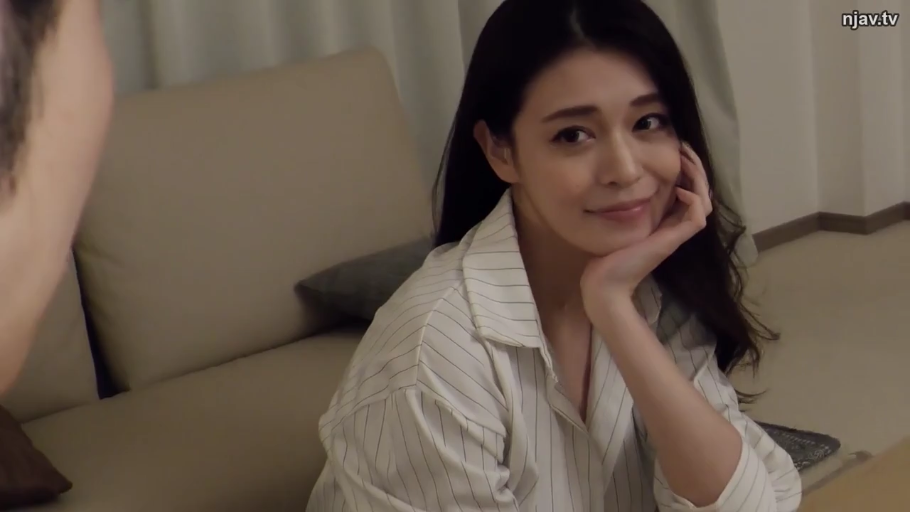 室内 · 沙发 · 微笑 · 条纹衬衫 · 注视 · 上半身特写 · 长发 · 托腮