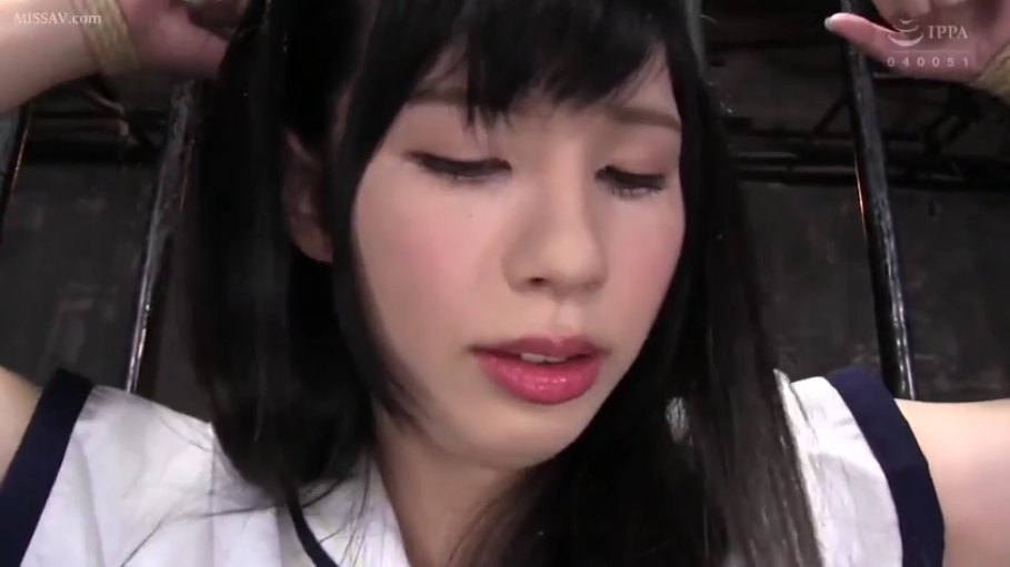 脸部特写 · 眼神涣散 · 粗麻绳 · 水手服风格上衣 · 室内监禁现场 · 手腕处绳索痕迹