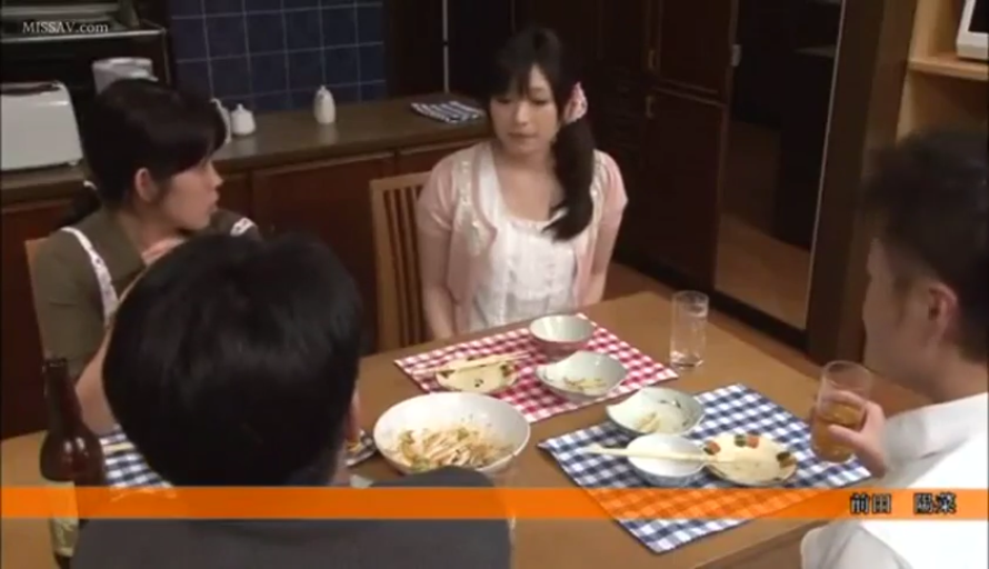 交谈中 · 筷子 · 居家环境 · 浅色开衫
