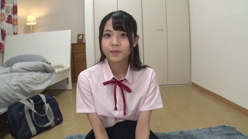 卧室 · 单纯 · 面部特写 · 深色学生裙 · 书包