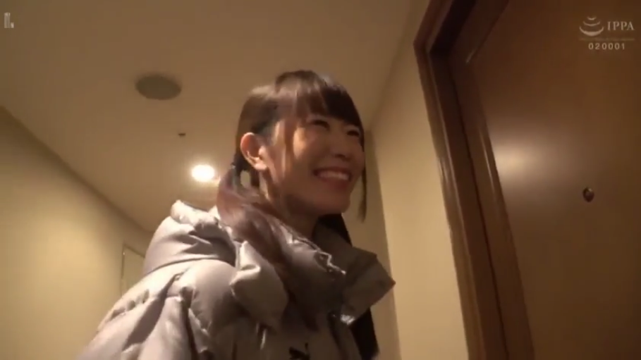顔部のクローズアップ · 酒店 · 开心的笑容 · 银灰色羽绒服