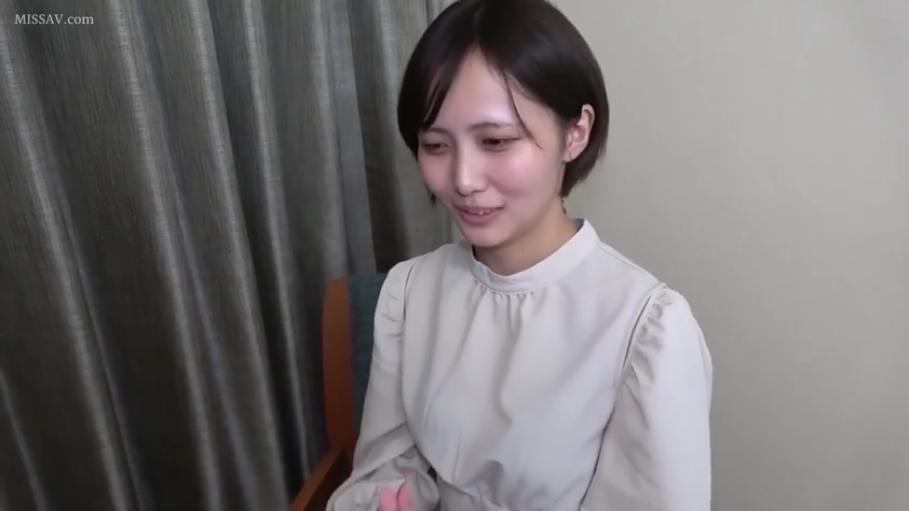 休息室 · 上半身特写 · 害羞 · 高领衬衫 · 背景有深色窗帘