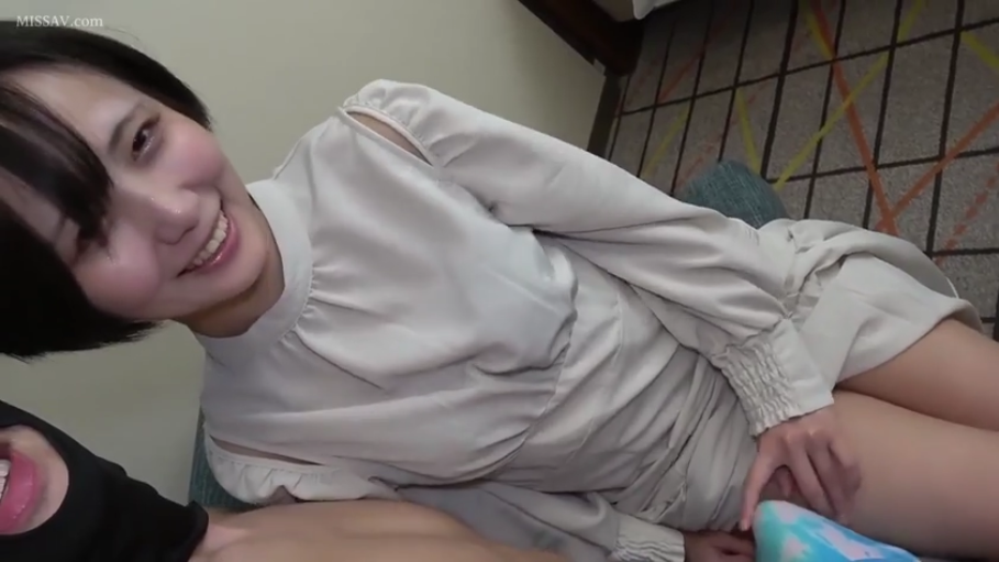 俯卧 · 微笑 · 酒店房间 · 第一人称视角 · 面部特写 · 手交 · 黑色头套 · 白色连衣裙