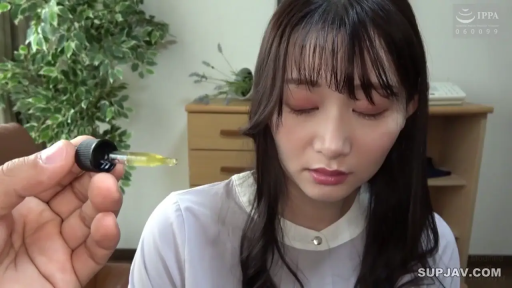室内 · 坐姿 · 闭眼 · 面部特写 · 滴管 · 昏迷 · 日本AV · 浅色上衣