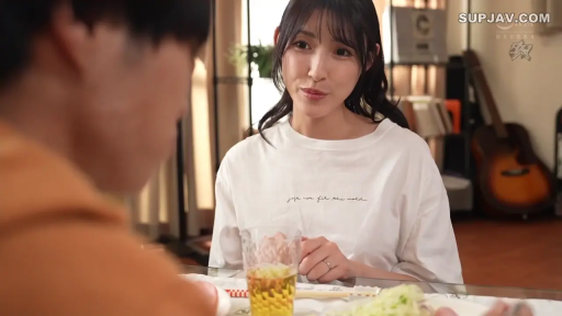 餐桌 · 温柔 · 酒杯 · 日常生活场景 · 白色圆领T恤 · 女性面部中景