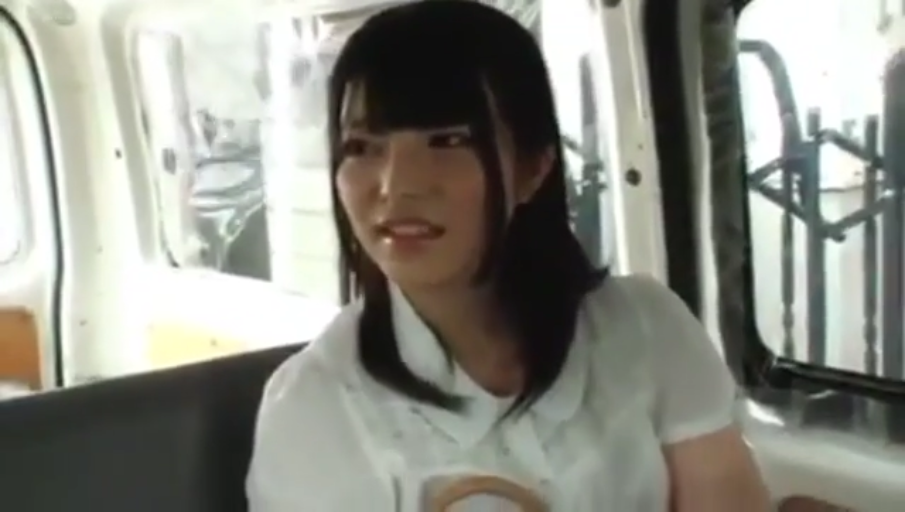 坐姿 · 羞涩 · 中景 · 白色衬衫 · 谈话 · 车内 · 包