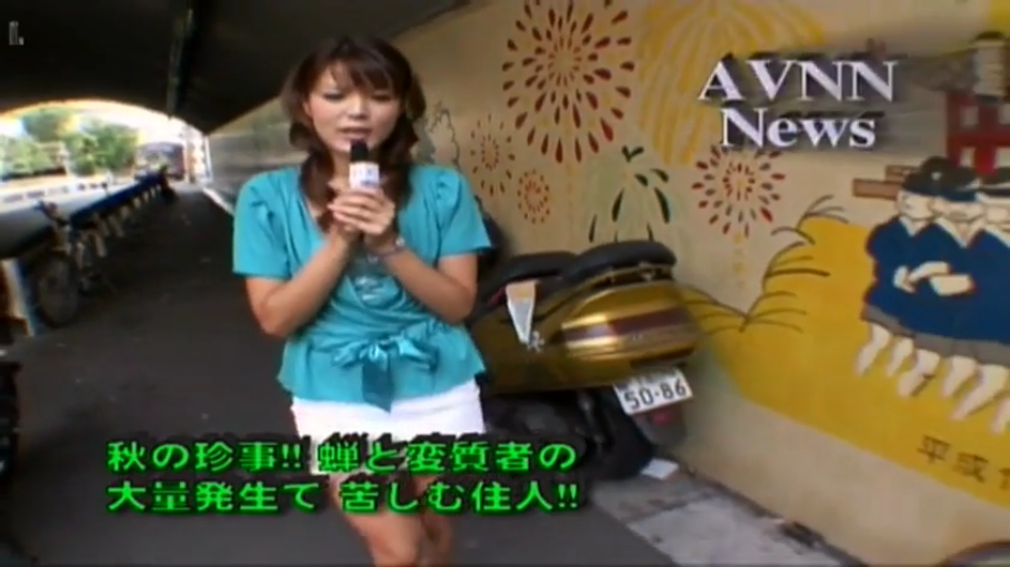 青色短袖上衣 · 麦克风 · 户外隧道 · 人物上半身特写 · 职业严肃 · AVNN News台标