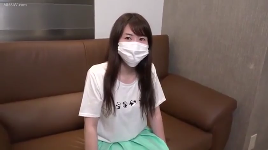 顺从 · 酒店房间 · 面部特写 · 医用口罩 · 白色熊猫印花T恤
