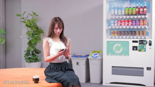 专注 · 面部特写 · 手机 · 日常场景 · 白色荷叶边无袖上衣 · 自动贩卖机旁