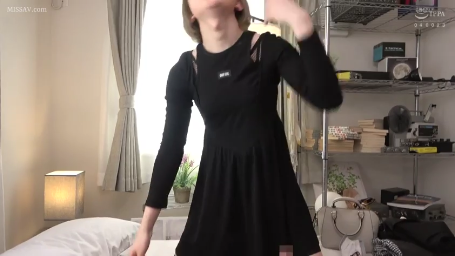 卧室 · 上半身 · 置物架 · 不可见 · 黑色长袖连衣裙 · 画面有遮挡