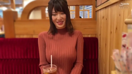 看着镜头 · 上半身特写 · 卡座 · 吸管 · 红色针织高领毛衣 · 针织衣贴身勾勒轮廓