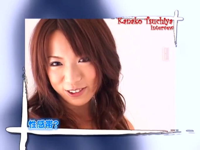 室内 · 脸部特写 · 微笑 · 对视 · 正面 · 露肩装 · 采访