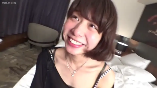 锁骨特写 · 条纹内衣肩带 · 酒店卧室 · 害羞的表情