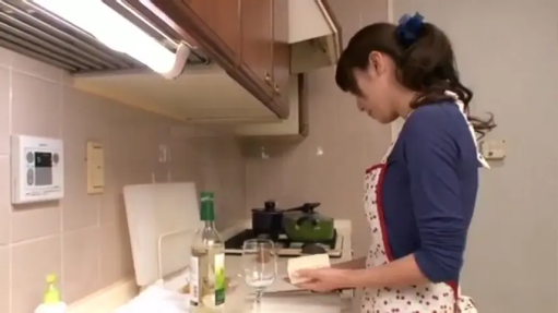 平静 · 厨房 · 印花围裙 · 侧面近景 · 葡萄酒