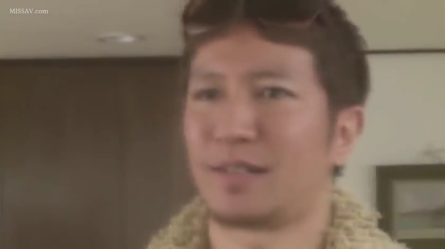 室内 · 顔部のクローズアップ · 微笑 · 浅色针织毛衣
