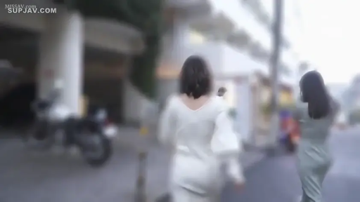 屋外 · 浅色连衣裙 · 模糊画面