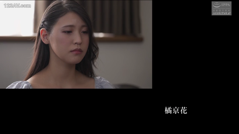室内 · 沉思 · 脸部特写 · 条纹泡泡袖上衣