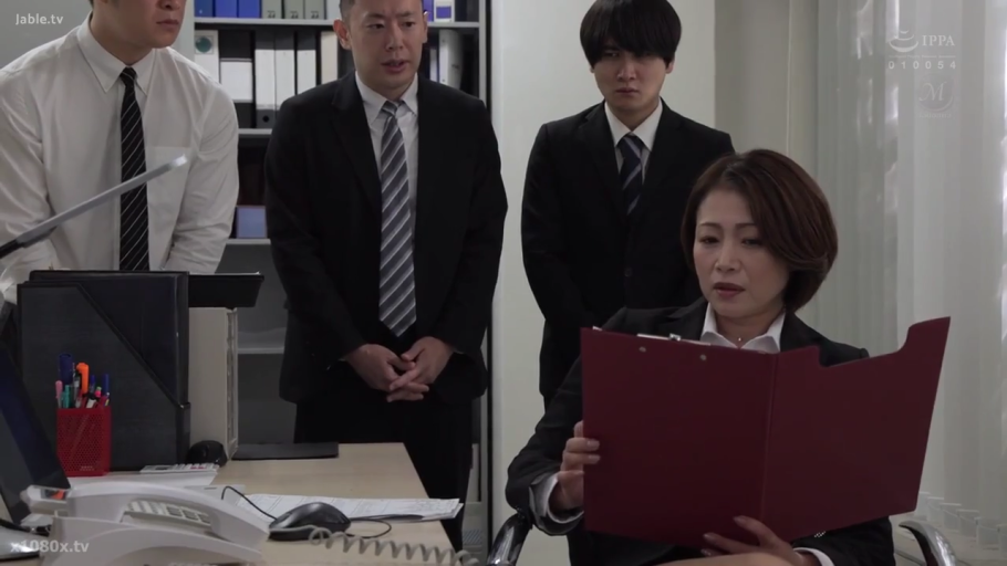 专注 · 办公室 · 黑色西服 · 职场氛围 · 红色文件夹 · 女性面部表情特写