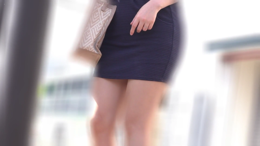 手提包 · 室外 · 裙摆特写 · 深蓝色包臀短裙