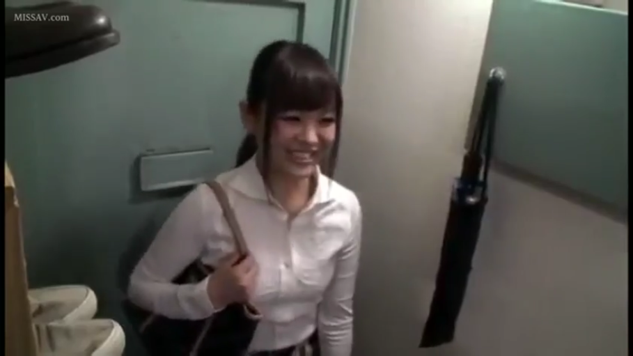 脸部特写 · 微笑 · 雨伞 · 室内门口 · 白色长袖衬衫