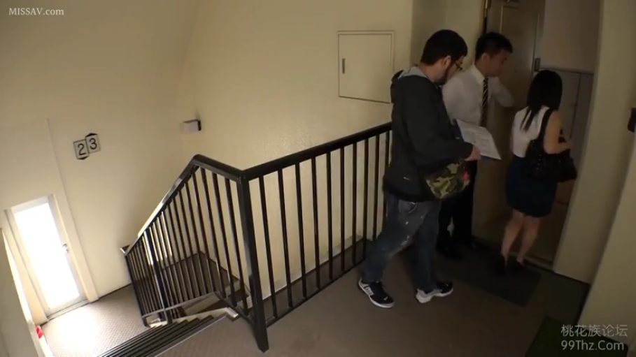平淡 · 公寓楼道 · 斜挎包 · 男性2：深色连帽衫，牛仔裤