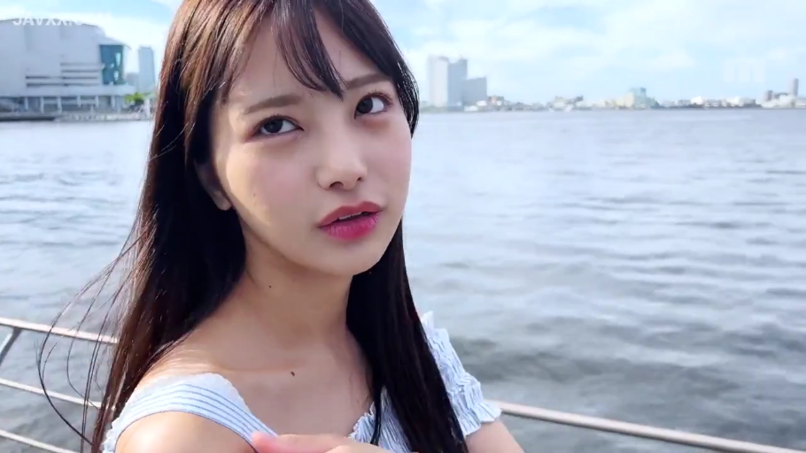 脸部特写 · 略带诱惑 · 栈道 · 浅色条纹上衣 · 微风吹拂