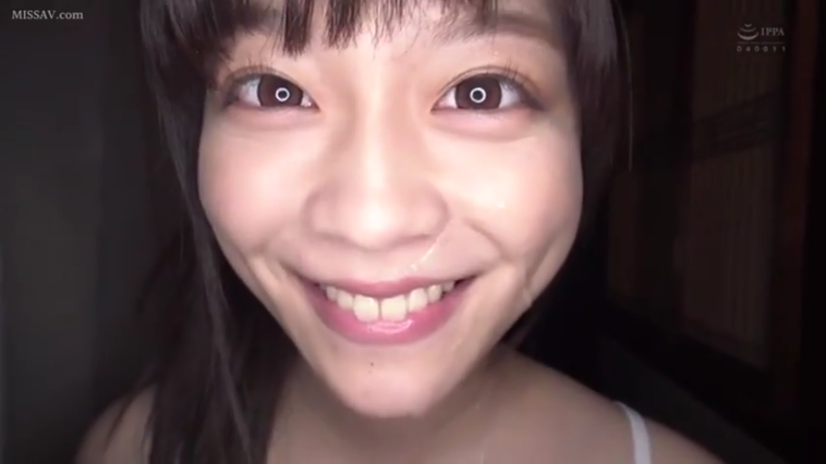 室内 · 脸部特写 · 白色吊带