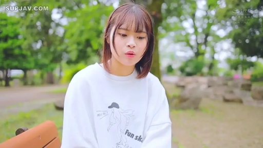 坐姿 · 交谈 · 面部特写 · 公园 · 日本AV · 长椅 · 呆萌 · 白色卫衣