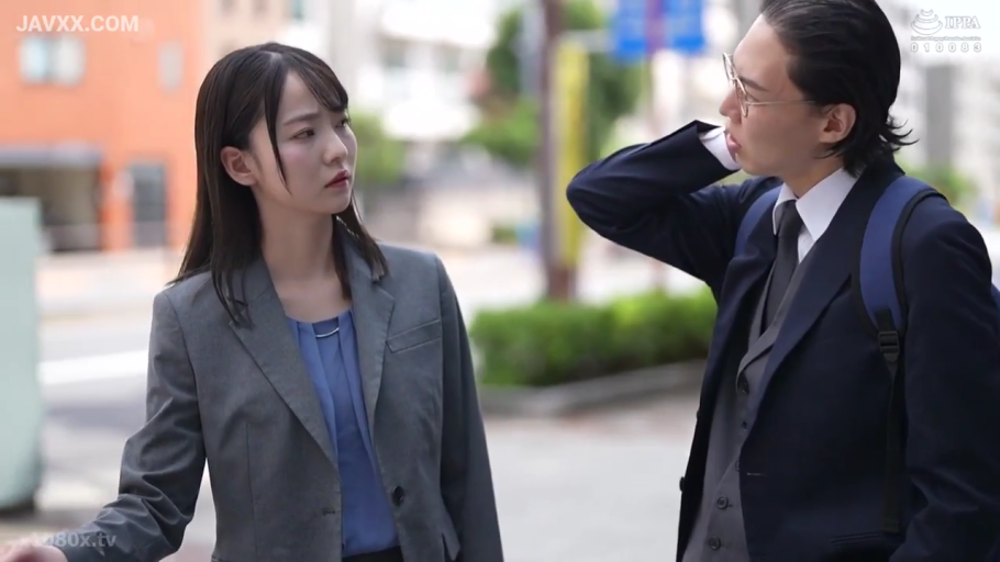 沉思 · 眼镜 · 深色西装三件套 · 城市街道 · 人物半身特写 · 白昼光线