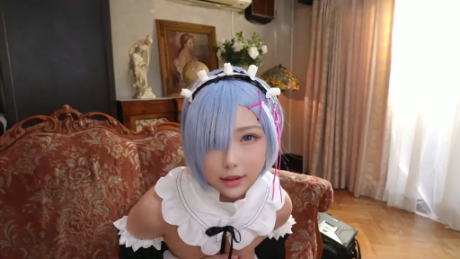 客厅 · 肩部特写 · 眼神直视 · 蕾姆角色服 · 女仆头饰 · 光线明亮
