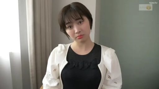 室内 · 站姿 · 特写 · 针织衫 · 平淡 · 注视镜头 · 短发