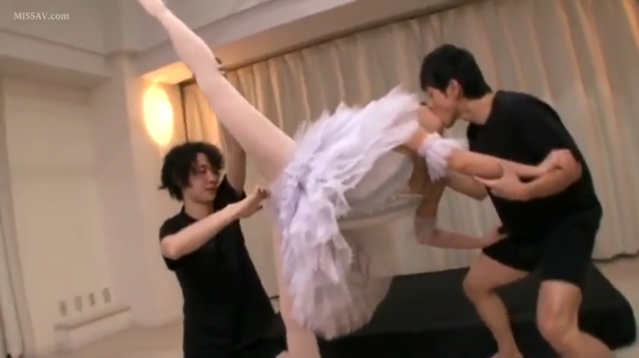 全景 · キス · 多人 · 芭蕾舞裙 · 舞蹈室 · 沉溺 · 背景幕帘 · 站立高抬腿