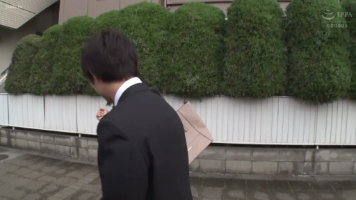 黑色领带 · 手提包 · 室外