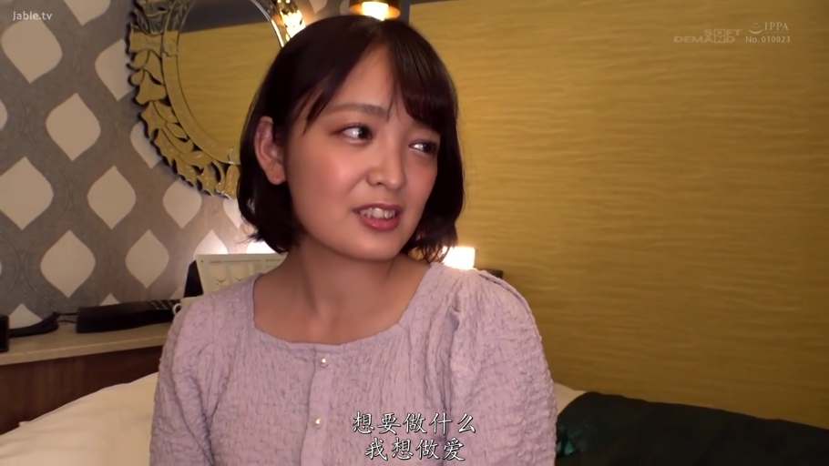 坐姿 · 交谈 · 卧室 · 床 · 自然 · 半身 · 亚洲女性 · 紫色上衣