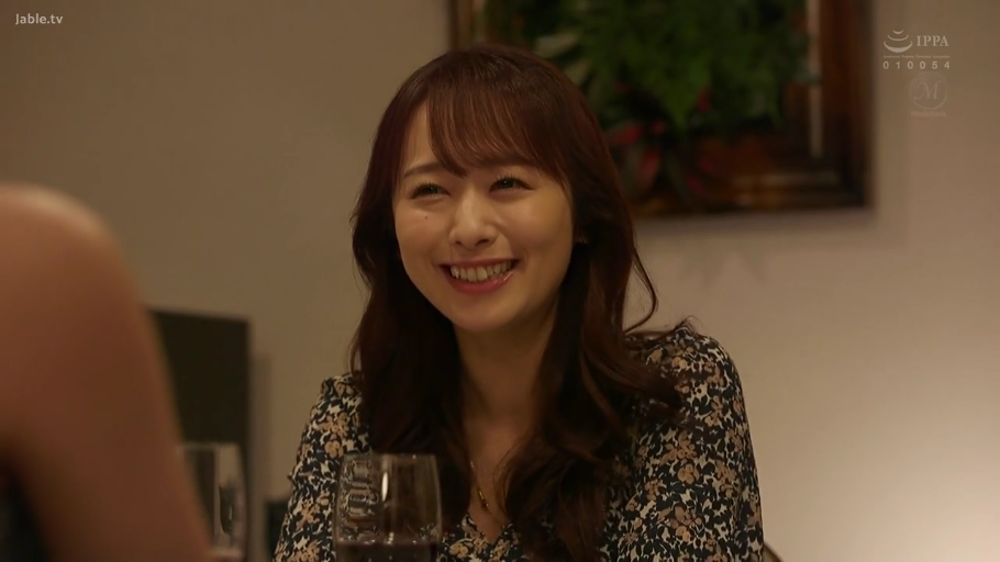 坐姿 · 中景 · 餐厅 · 碎花连衣裙