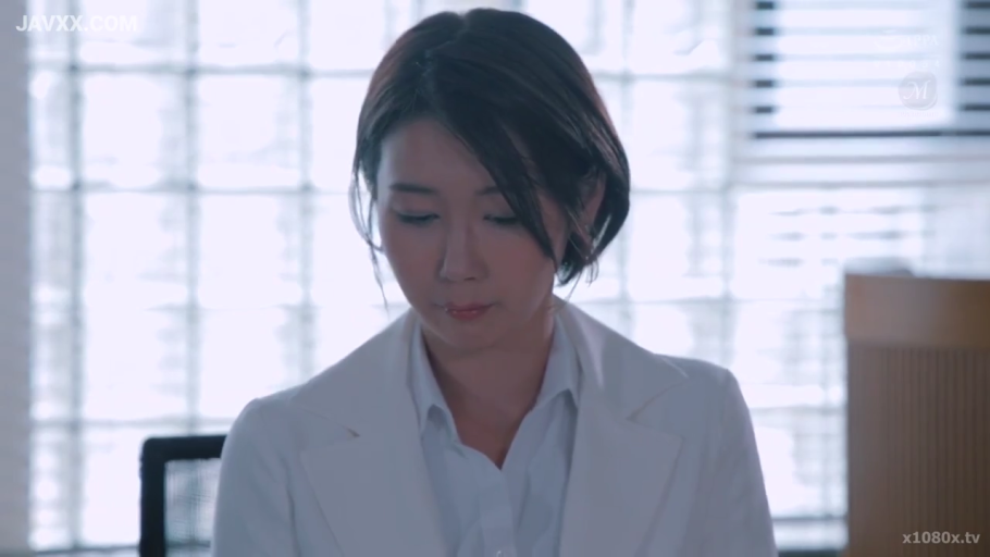 冷静 · 办公室 · 白色西装外套 · 面部特写