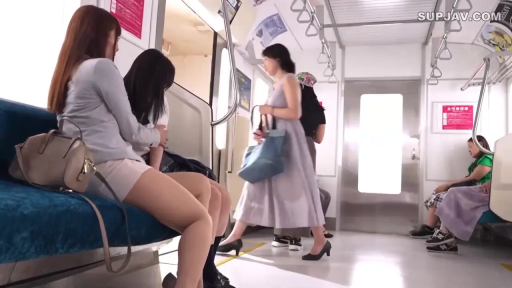 無表情 · 浅色连衣裙 · 地铁 · 包 · 车厢内部环境