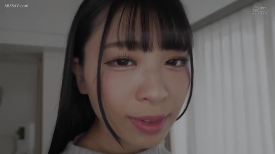 眼睛特写 · 深情注视 · 室内卧室 · 浅灰色针织衫