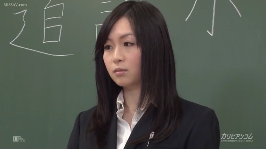严肃 · 教室 · 脸部特写 · 站立 · 注视 · 黑板 · 黑色西装 · 女教师