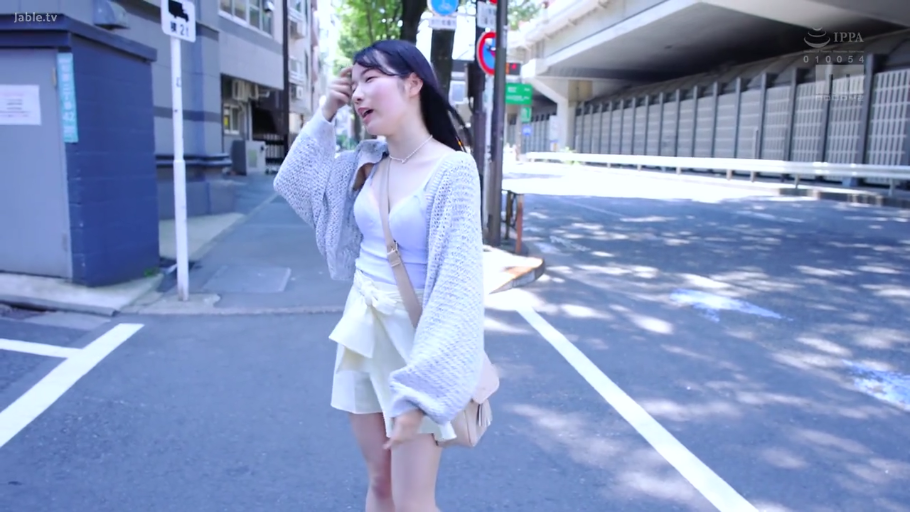 轻微张嘴 · 上半身特写 · 浅色短裙 · 户外街道 · 单肩包 · 日间光照