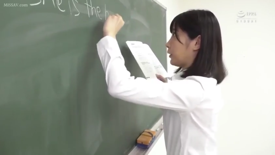 侧面 · 教室 · 专注 · 站立 · 白衬衫 · 黑板 · 写板书 · 老师